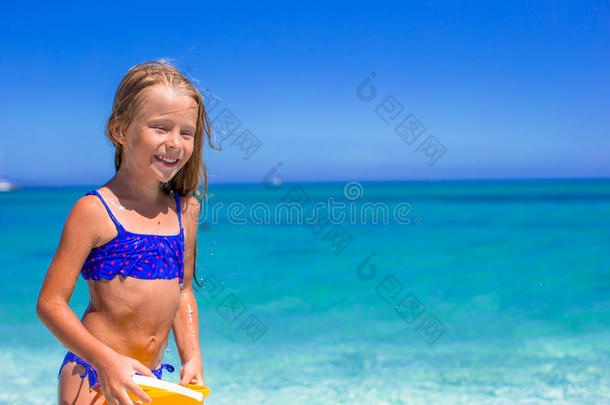 快乐的小女孩享受海滩假期