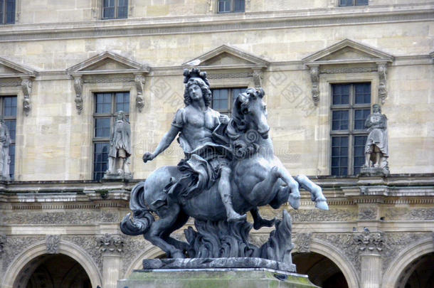 巴黎<strong>卢浮宫</strong>马术雕像