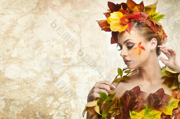 秋天的女人。美丽的创意化妆和发型在秋季概念工作室拍摄。美妆时尚模特女孩