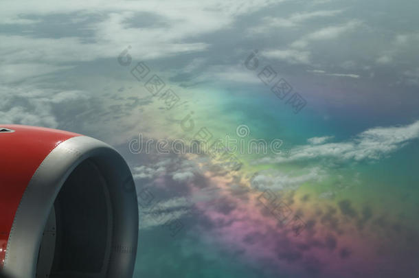 飞机上的一个美丽的片段，从飞机上攀爬到美丽的彩云上，引起人们的注意