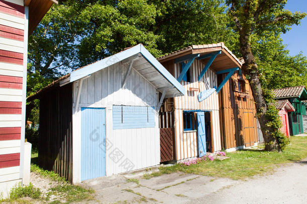 比加诺斯港典型的彩色木屋