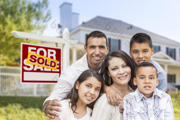 拉美裔家庭在出售房产前的标牌、房子