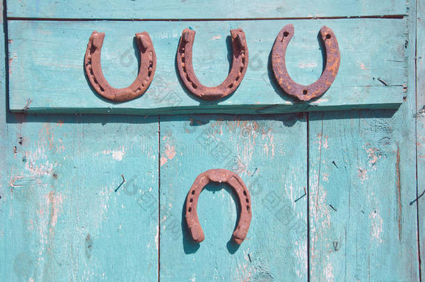 农场门上有四只生锈的马蹄铁