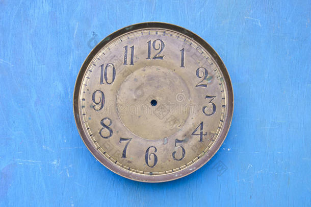 蓝色背景的古钟表盘