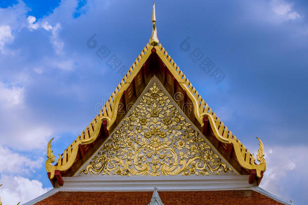 泰国寺庙门楣上的金花图案。