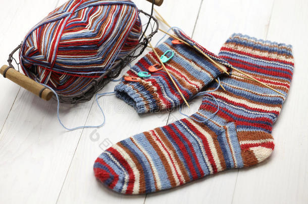 针织冬暖袜、丝球、针织针