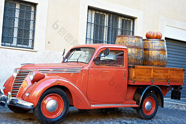 老式的红色面包车和旧木桶酒