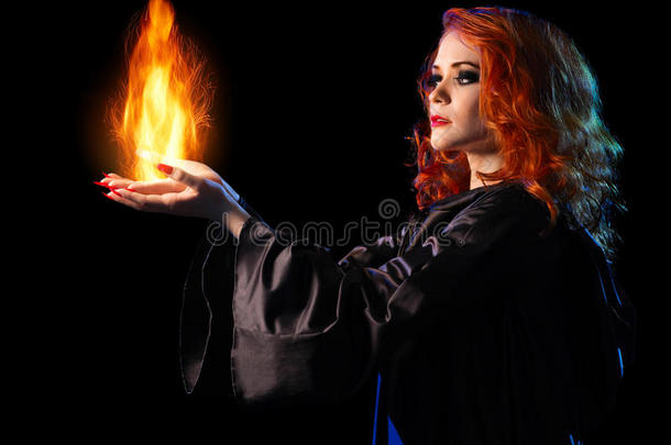 小女巫把火隔离起来