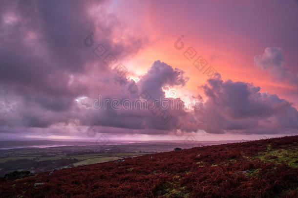 英国康沃尔郡卡拉顿山的粉红紫色橙色日出
