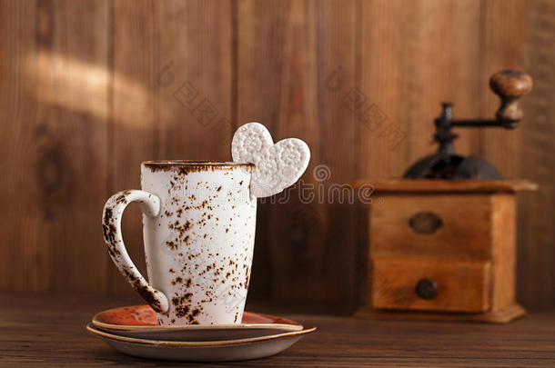 背景为怀旧咖啡研磨机的拿铁咖啡杯