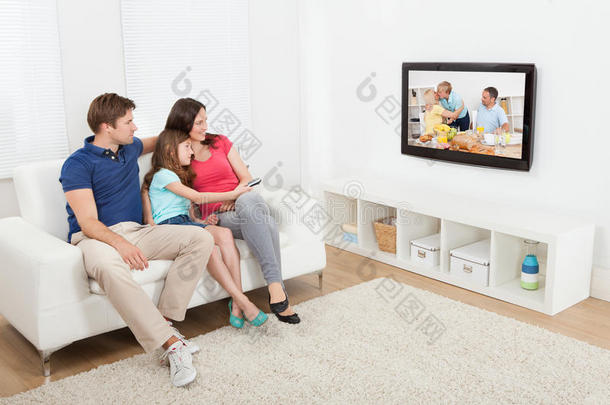 亲情家庭看电视