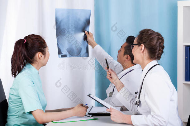 不同的医生分析病人的x光片