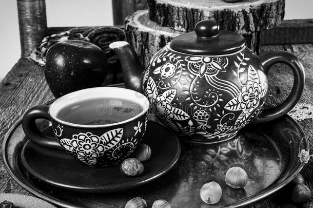 旧木桌上的茶杯和茶壶
