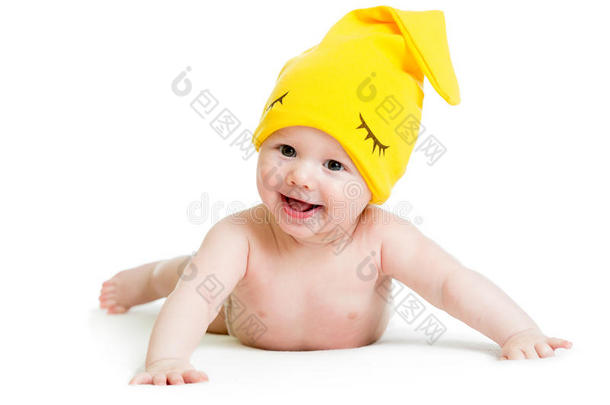 微笑的婴儿戴着滑稽的帽子趴在地上