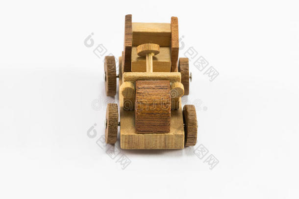白色背景的木制<strong>玩具车模</strong>型