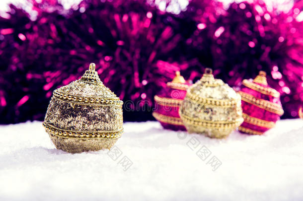 粉色、紫色和金色雪地圣诞球，带金箔，圣诞背景
