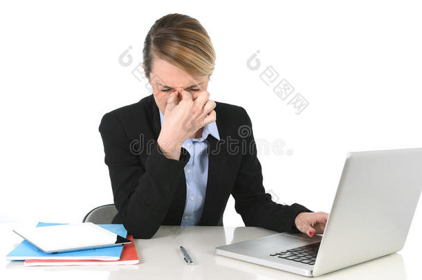 年轻的女商人在压力和头疼的办公电脑前工作受挫