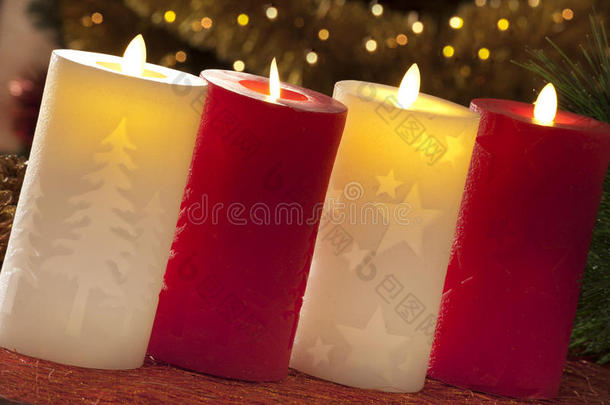 <strong>大气光</strong>下圣诞装饰的电蜡烛