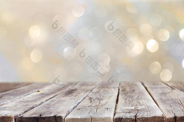 <strong>古朴</strong>的木桌前闪烁着银色和金色明亮的波基灯