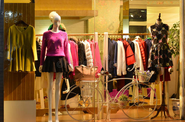 商店橱窗展示灯和装饰自行车，时装精品展示橱窗带人体模型，商店销售窗口，店前