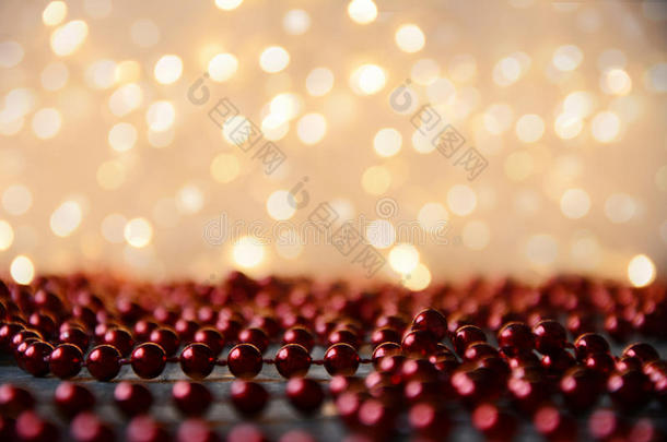 灯光模糊效果的红色装饰珍珠