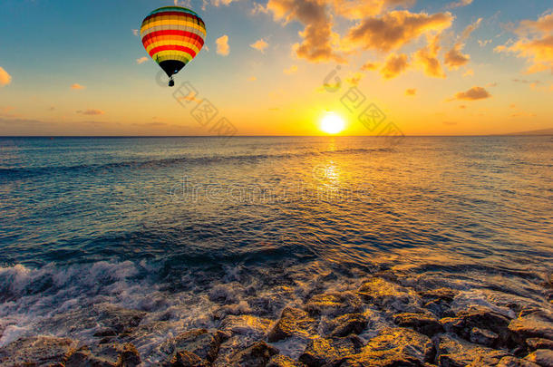 夕阳下海上的彩色热气球