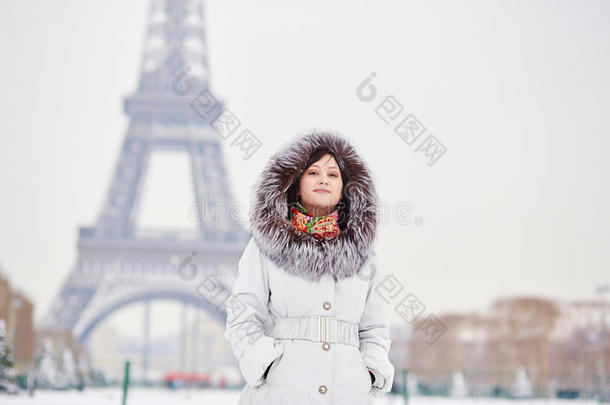 巴黎少有的雪天女孩