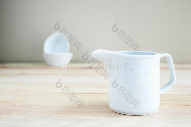 木制桌子上的方形白色杯子