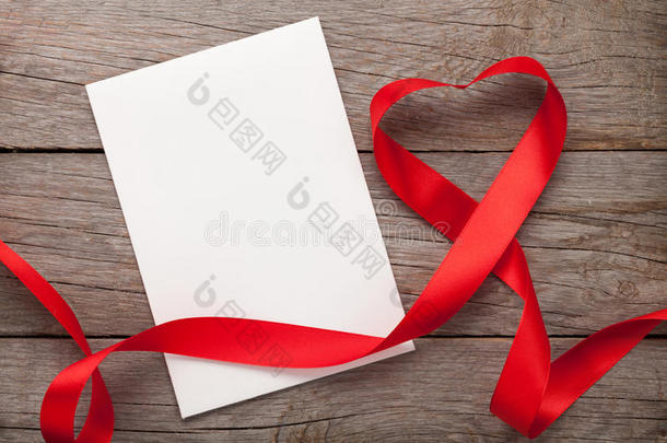情人节心形红丝带和贺卡