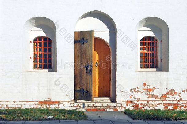 打开木门。莫斯科新德维希修道院
