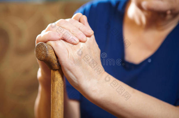 老妇人拄着拐杖的手