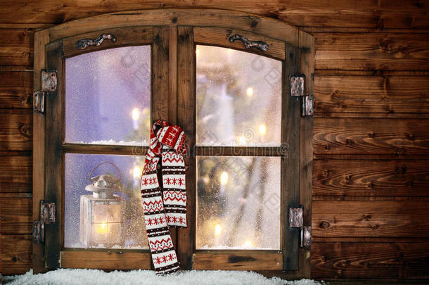 冬天的围巾挂在圣诞橱窗里