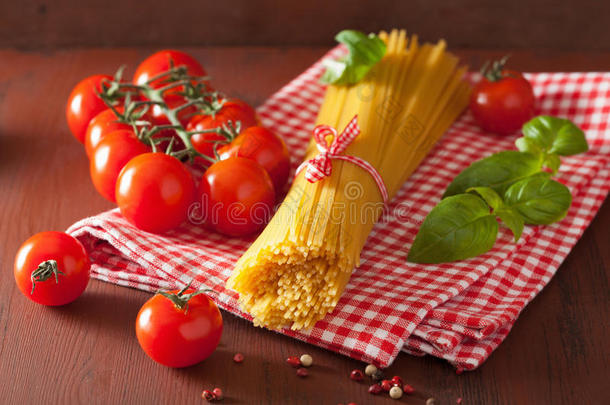 生意大利面意大利面罗勒西红柿。乡村风味的意大利<strong>料理</strong>