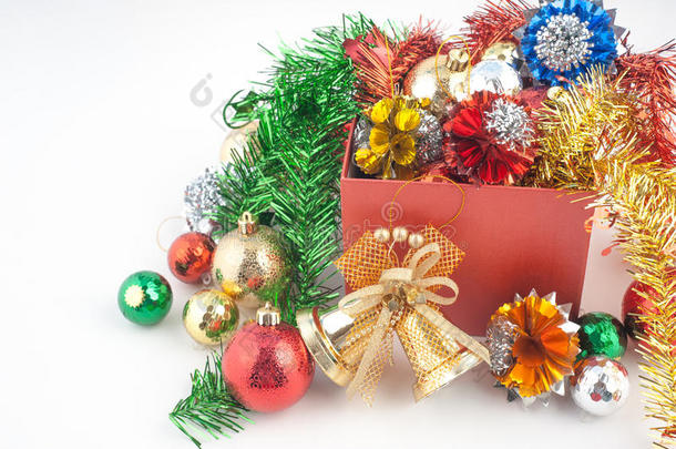 圣诞和<strong>新年</strong>快乐<strong>礼盒</strong>，白色背景上独立的装饰和彩球