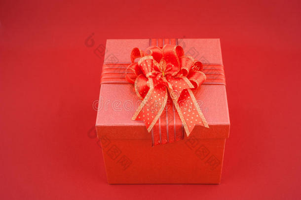 红色背景红色礼盒新年快乐