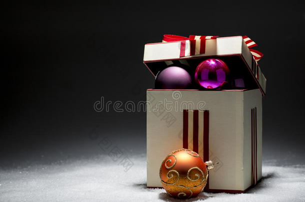 圣诞礼包，有易拉罐球和装饰胶带