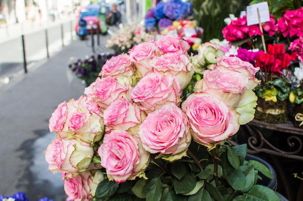 在巴黎街头的一个花摊上，一束粉红色和<strong>淡</strong>绿色的玫瑰。