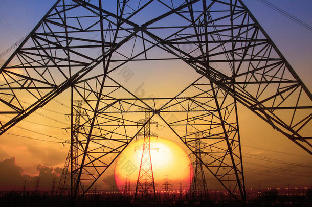 高压电杆结构的剪影夕阳场景用于发电机组热工业背景