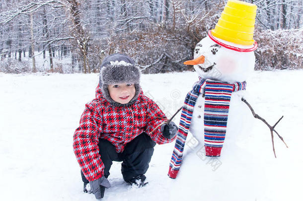 冬天<strong>的</strong>乐趣！我和我<strong>的</strong>朋友雪人在冬天<strong>的雪天</strong>里。