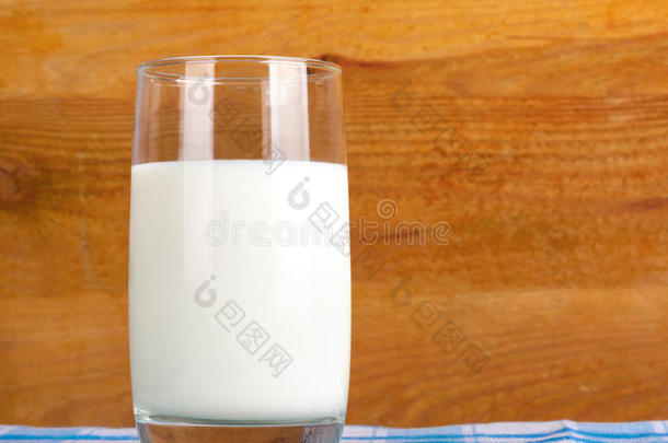 一杯<strong>鲜牛奶</strong>放在桌布上