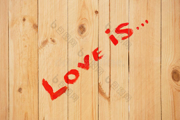 木头纹理上的爱情符号