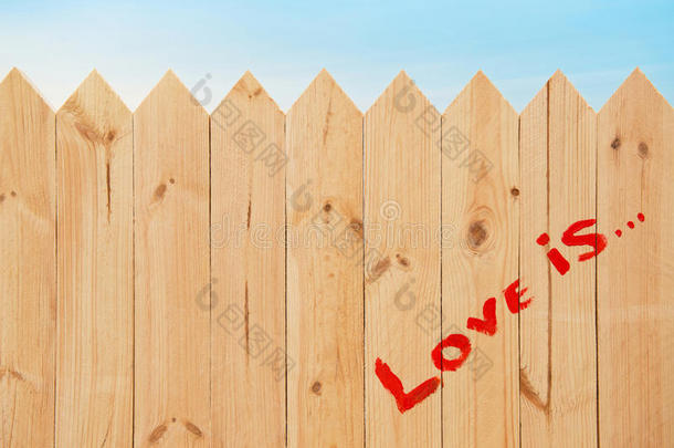 木头纹理上的爱情符号