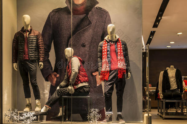 男装时装店橱窗配有人体模型，圣诞装饰，服装店橱窗，店铺装饰