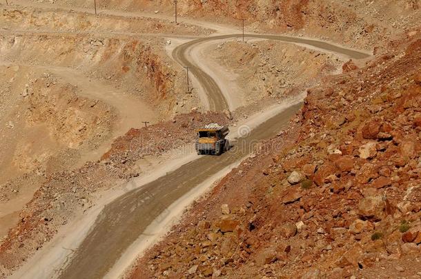 大型卡车在采石场采矿