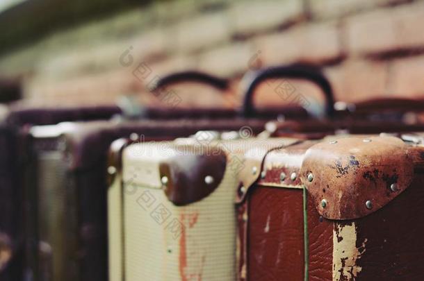 复古效果的老式时尚棕色手提箱