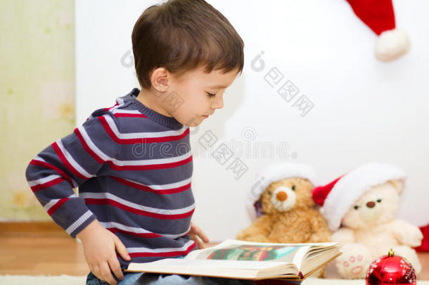 可爱的男孩在读童话。新年