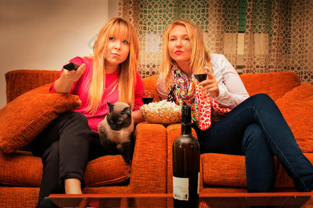 2位年轻女朋友在家看电视喝酒复古风格过滤图片