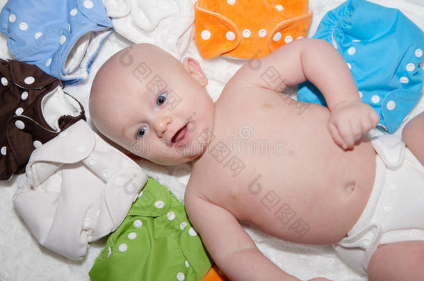 宝宝穿着一个布尿布被彩虹般的布尿布包围