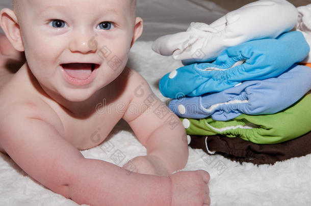 婴儿在一堆布尿布旁边