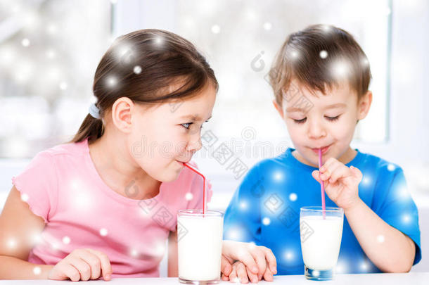 女孩和男孩喝美味的新<strong>鲜牛奶</strong>